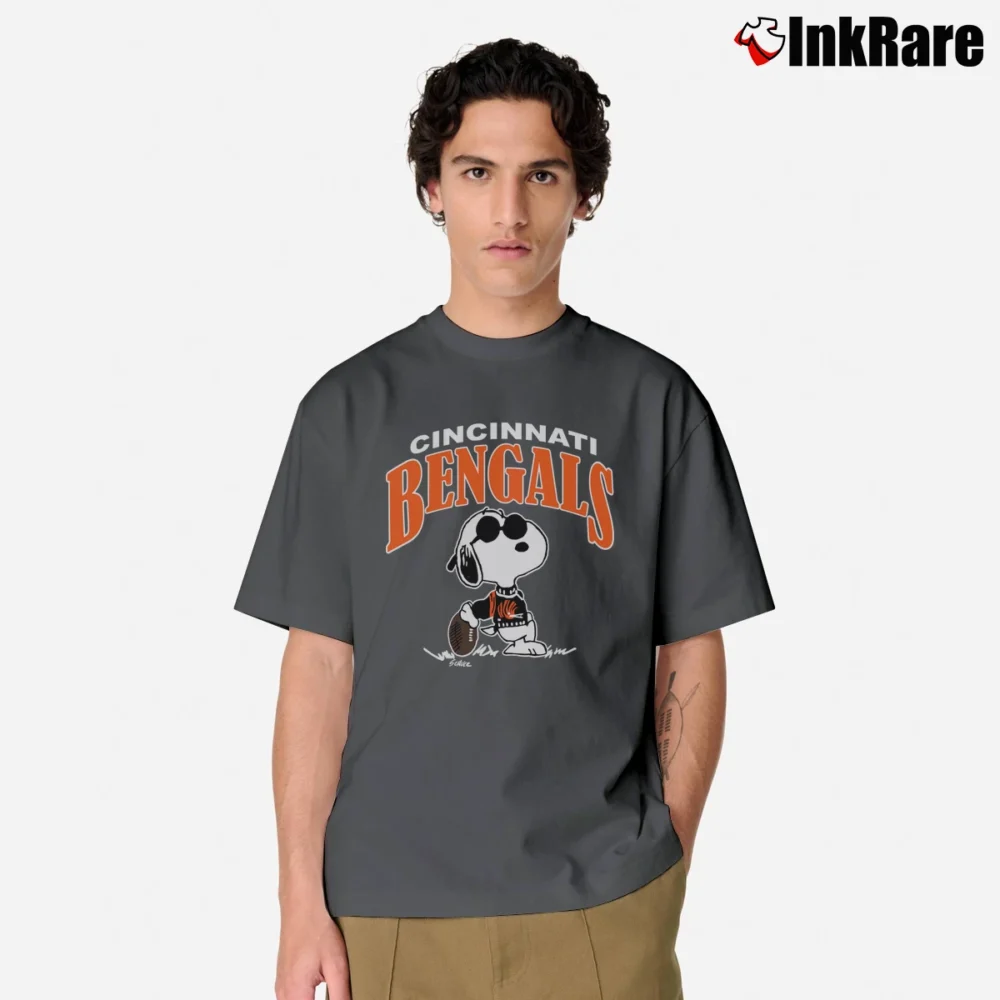 Men’s 1980s Cincinnati Bengals Snoopy Joe Cool NFL Football Classic T-Shirt in charcoal | Soft, Breathable Everyday Wear