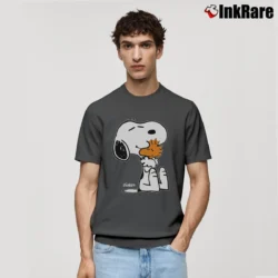 Men’s 1980s Snoopy Woodstock Hugging Classic T-Shirt in charcoal | Soft, Breathable Everyday Wear