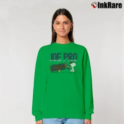 Women’s 1985 Snoopy Joe Pro Golf Peanuts Relaxed Sweatshirt in irish green | Soft, Laid-Back Vibe