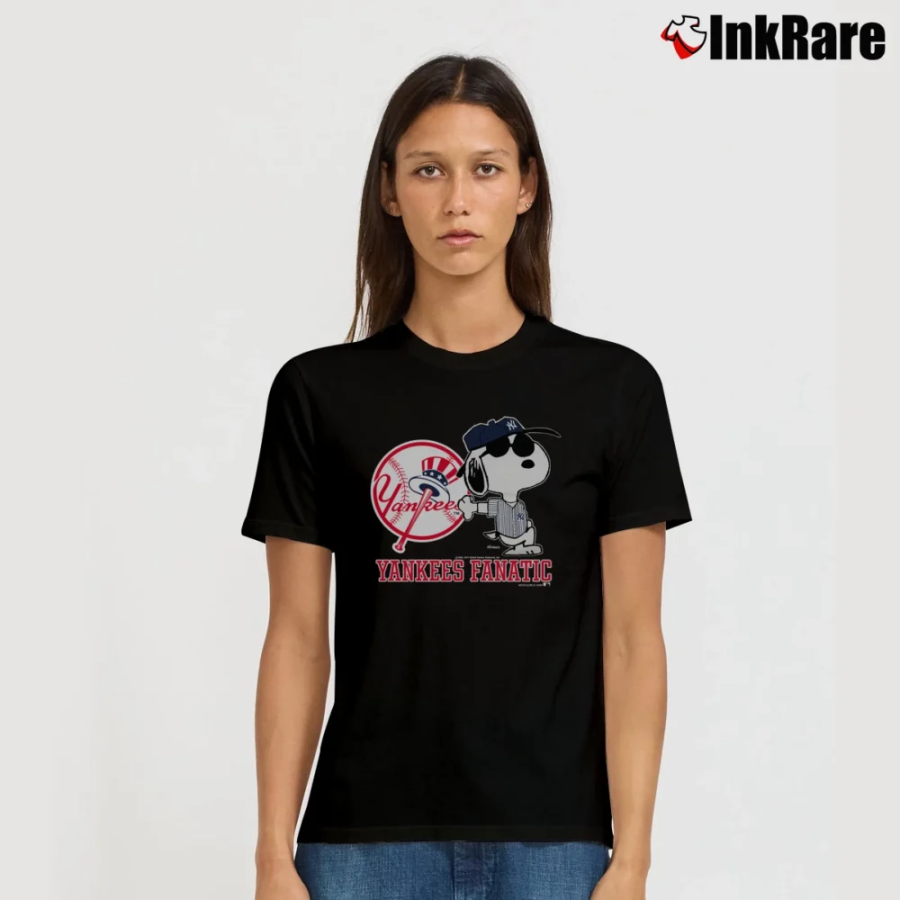 Women’s 1988 Yankees Fanatic Snoopy Signature T-Shirt in black | Soft, Flattering Fit