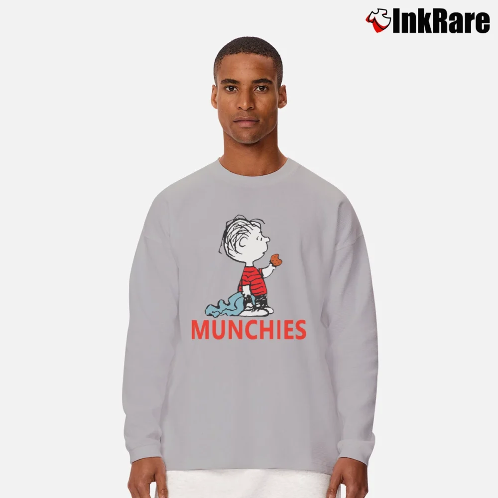 Men’s 1990s Linus Munchies Peanuts Retro Long-Sleeve Shirt in sport grey | Sleek, Lightweight, Year-Round Wear