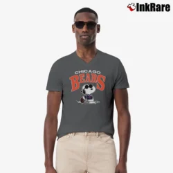 Men’s 70s Chicago Bears Snoopy Football V-Neck Tee in charcoal | Sharp, Breathable, Everyday Staple