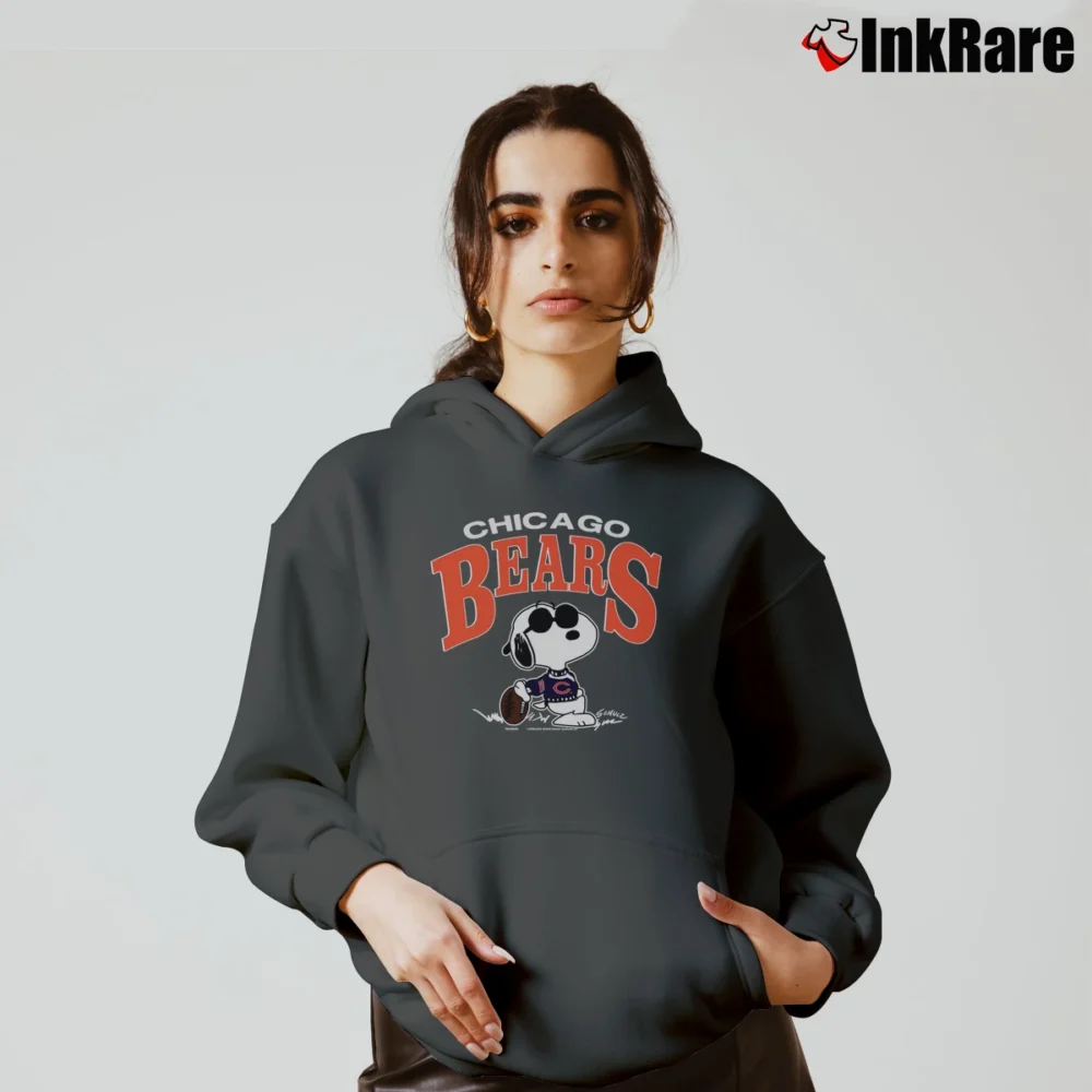 Women’s 70s Chicago Bears Snoopy Peanuts Football Cozy Hoodie in charcoal | Warm, Structured, Stylish