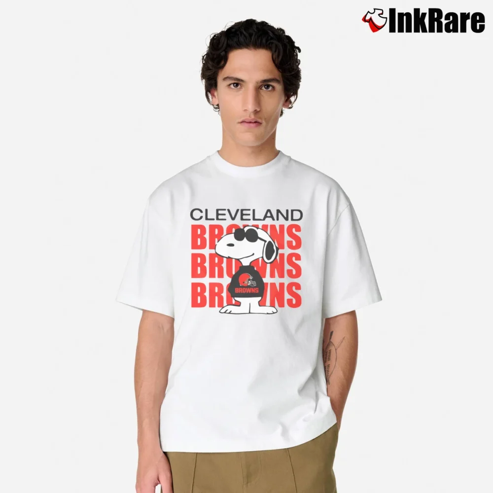 Men’s 80s Cleveland Browns Snoopy NFL Football Classic T-Shirt in white | Soft, Breathable Everyday Wear