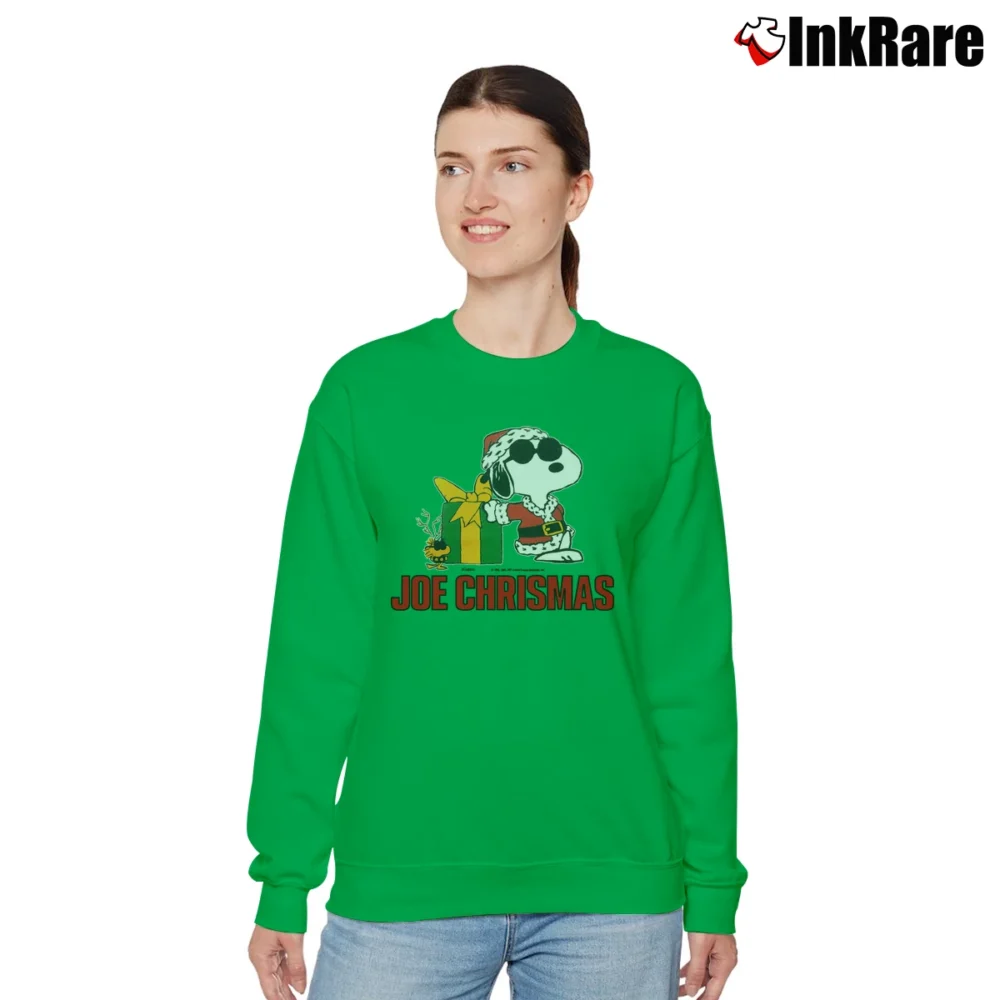 Women’s 80s Snoopy Joe Christmas Classic Relaxed Sweatshirt in irish green | Soft, Laid-Back Vibe