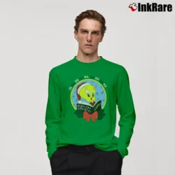 Men’s 90s Tweety Bird Looney Tunes Christmas Graphic Long-Sleeve Shirt in irish green | Sleek, Lightweight, Year-Round Wear