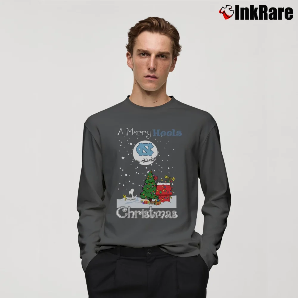 Men’s A Merry Heels Christmas North Carolina Tar Heels Snoopy Christmas Long-Sleeve Shirt in charcoal | Sleek, Lightweight, Year-Round Wear