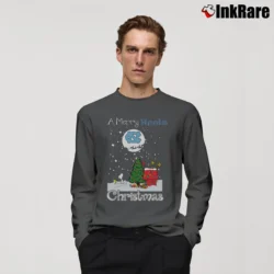 Men’s A Merry Heels Christmas North Carolina Tar Heels Snoopy Christmas Long-Sleeve Shirt in charcoal | Sleek, Lightweight, Year-Round Wear