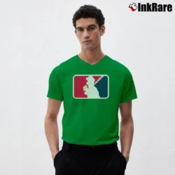 Men’s Atlanta Braves Blooper Mascot Major League Brews V-Neck Tee in irish green | Sharp, Breathable, Everyday Staple