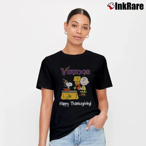 Charlie Brown And Snoopy Minnesota Vikings Football Happy Thanksgiving Women’s Tee in black – Effortless Style Women’s Charlie Brown And Snoopy Minnesota Vikings Football Happy Thanksgiving T-Shirt in black | Soft, Flattering Fit