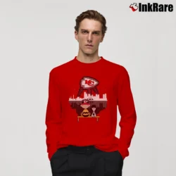 Men’s Charlie Brown And Snoopy Watching Kansas City Chiefs Long-Sleeve Shirt in red | Sleek, Lightweight, Year-Round Wear