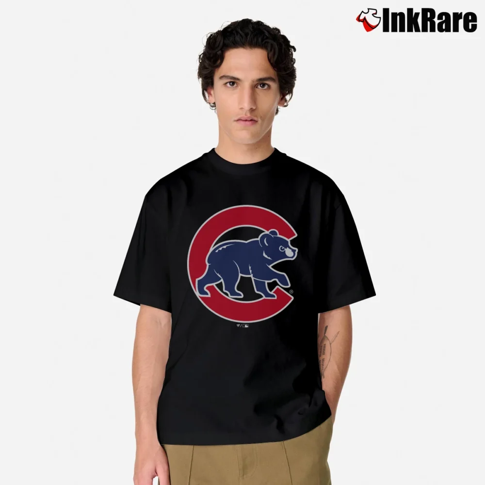 Men’s Chicago Cubs Crawl Bear Classic T-Shirt in black | Soft, Breathable Everyday Wear