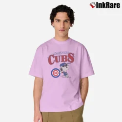 Men’s Chicago Cubs Snoopy Peanuts Baseball Classic T-Shirt in light pink | Soft, Breathable Everyday Wear