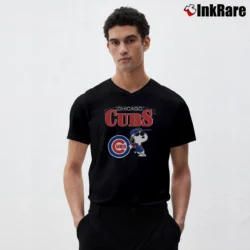 Men’s Chicago Cubs Snoopy Peanuts Baseball V-Neck Tee in black | Sharp, Breathable, Everyday Staple