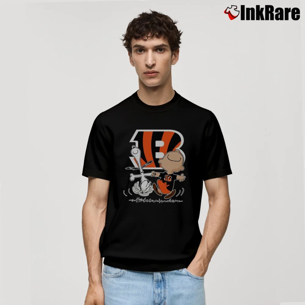 Men’s Cincinnati Bengals Charlie Brown Snoopy NFL Football Classic T-Shirt in black | Soft, Breathable Everyday Wear