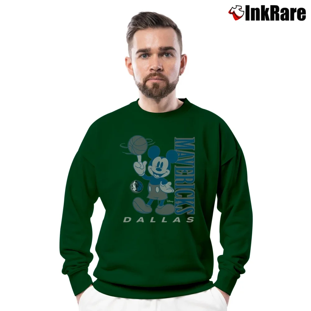 Men’s Dallas Mavericks Mickey Mouse Basketball Squad Crewneck Sweatshirt in forest green | Cozy Fabric, Clean Style
