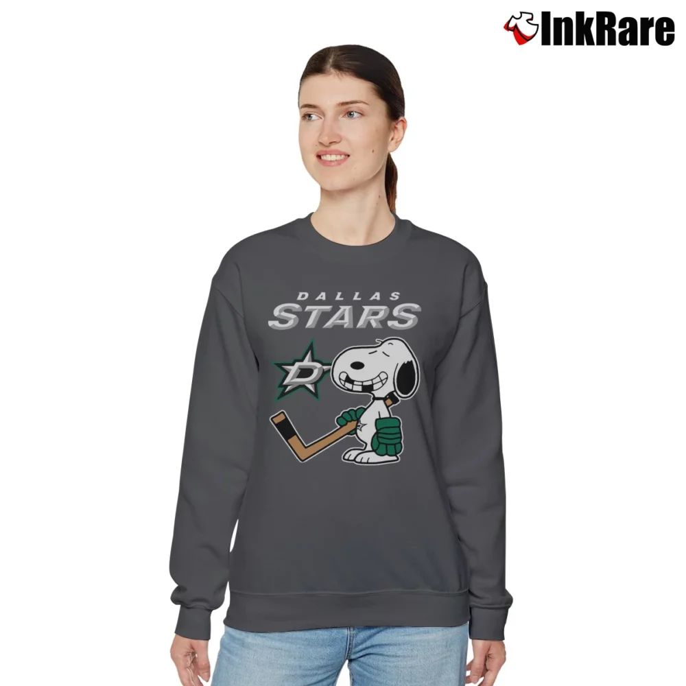 Women’s Dallas Stars Ice Hockey Snoopy NHL Relaxed Sweatshirt in charcoal | Soft, Laid-Back Vibe