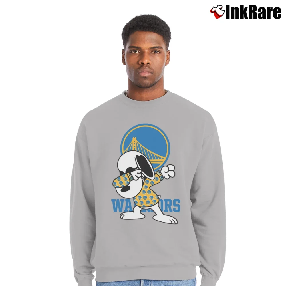 Men’s Golden State Warriors Snoopy Dabbing Crewneck Sweatshirt in sport grey | Cozy Fabric, Clean Style