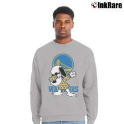 Men’s Golden State Warriors Snoopy Dabbing Crewneck Sweatshirt in sport grey | Cozy Fabric, Clean Style
