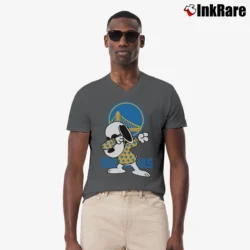 Men’s Golden State Warriors Snoopy Dabbing V-Neck Tee in charcoal | Sharp, Breathable, Everyday Staple