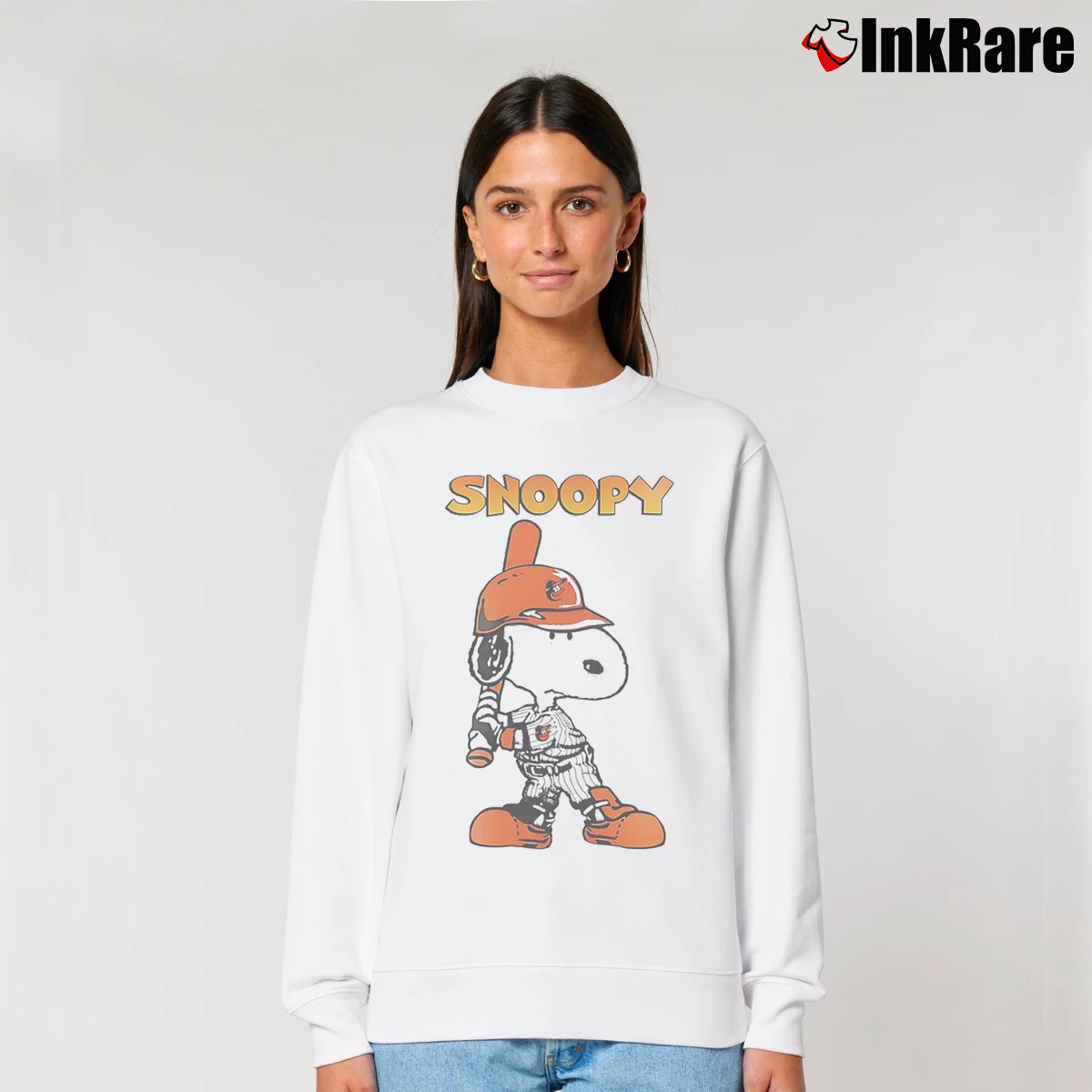Good Baltimore Orioles Snoopy Player Women’s Relaxed Sweatshirt in white – Cozy Casual Women’s Good Baltimore Orioles Snoopy Player Relaxed Sweatshirt in white | Soft, Laid-Back Vibe