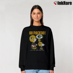 Women’s Green Bay Packers Go Pack Go Snoopy Relaxed Sweatshirt in black | Soft, Laid-Back Vibe