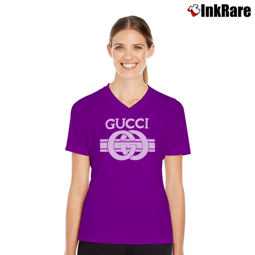 Women’s Gucci Fashion Show Graphic V-Neck Tee in purple | Chic Neckline, Soft Texture