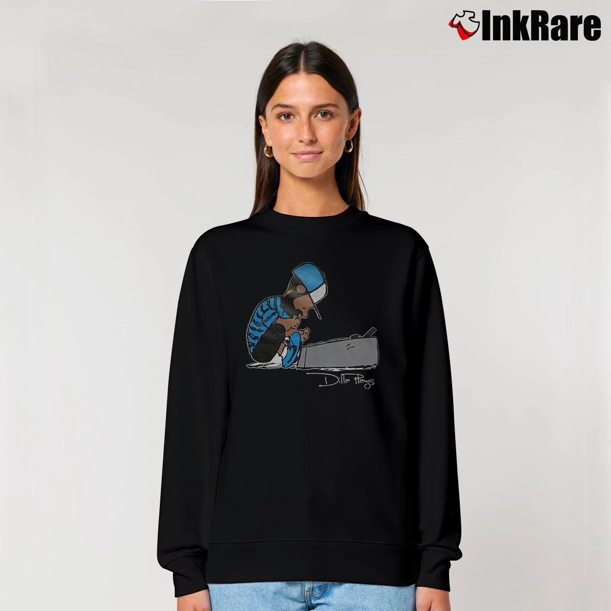 J Dilla Charlie Brown Women’s Relaxed Sweatshirt in black – Cozy Casual Women’s J Dilla Charlie Brown Relaxed Sweatshirt in black | Soft, Laid-Back Vibe