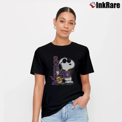 Joe Cool Snoopy Minnesota Vikings Women’s Tee in black – Effortless Style Women’s Joe Cool Snoopy Minnesota Vikings T-Shirt in black | Soft, Flattering Fit