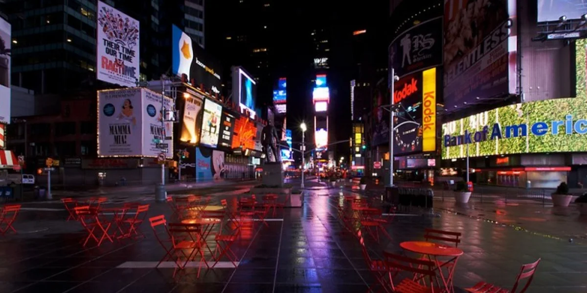 Empty city streets at night reflecting the lonely atmosphere of Lana Del Rey music