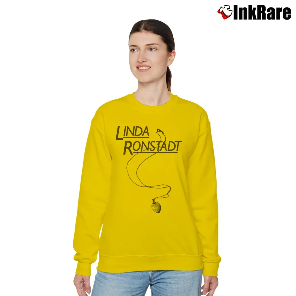 Women’s linda ronstadt american singer classic retro Relaxed Sweatshirt in yellow | Soft, Laid-Back Vibe