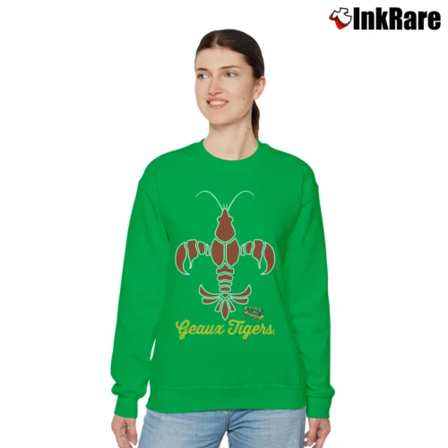 LSU Tigers Crawfish Fleur De Lis Graphic Women’s Relaxed Sweatshirt in irish green – Cozy Casual Women’s LSU Tigers Crawfish Fleur De Lis Graphic Relaxed Sweatshirt in irish green | Soft, Laid-Back Vibe