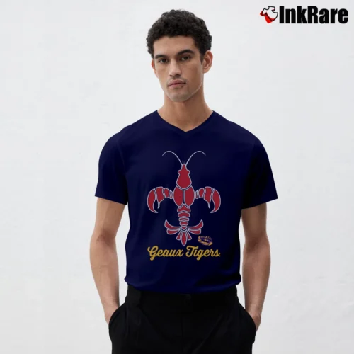 LSU Tigers Crawfish Fleur De Lis Graphic Men’s V-Neck Tee in navy – Modern Essential Men’s LSU Tigers Crawfish Fleur De Lis Graphic V-Neck Tee in navy | Sharp, Breathable, Everyday Staple