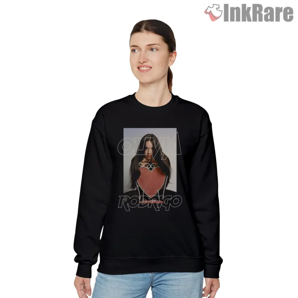 Olivia Rodrigo Heart Chair Minimal Outline Portrait Shirt on graphic shirt for women graphic tee
