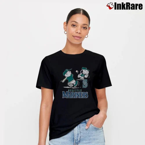 Peanuts Charlie Brown And Snoopy Playing Baseball Seattle Mariners Women’s Tee in black – Effortless Style Women’s Peanuts Charlie Brown And Snoopy Playing Baseball Seattle Mariners T-Shirt in black | Soft, Flattering Fit