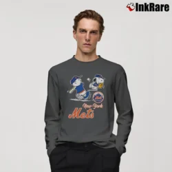 Men’s Peanuts Playing Football New York Mets Baseball Long-Sleeve Shirt in charcoal | Sleek, Lightweight, Year-Round Wear