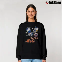 Women’s Peanuts Playing Football New York Mets Baseball Relaxed Sweatshirt in black | Soft, Laid-Back Vibe