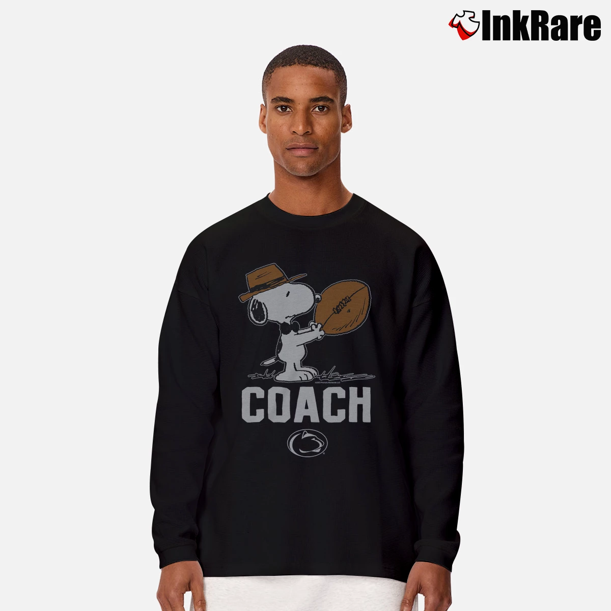Peanuts X Penn State Football Coach Snoopy Men’s Long-Sleeve Tee in black – Versatile Layering Men’s Peanuts X Penn State Football Coach Snoopy Long-Sleeve Shirt in black | Sleek, Lightweight, Year-Round Wear