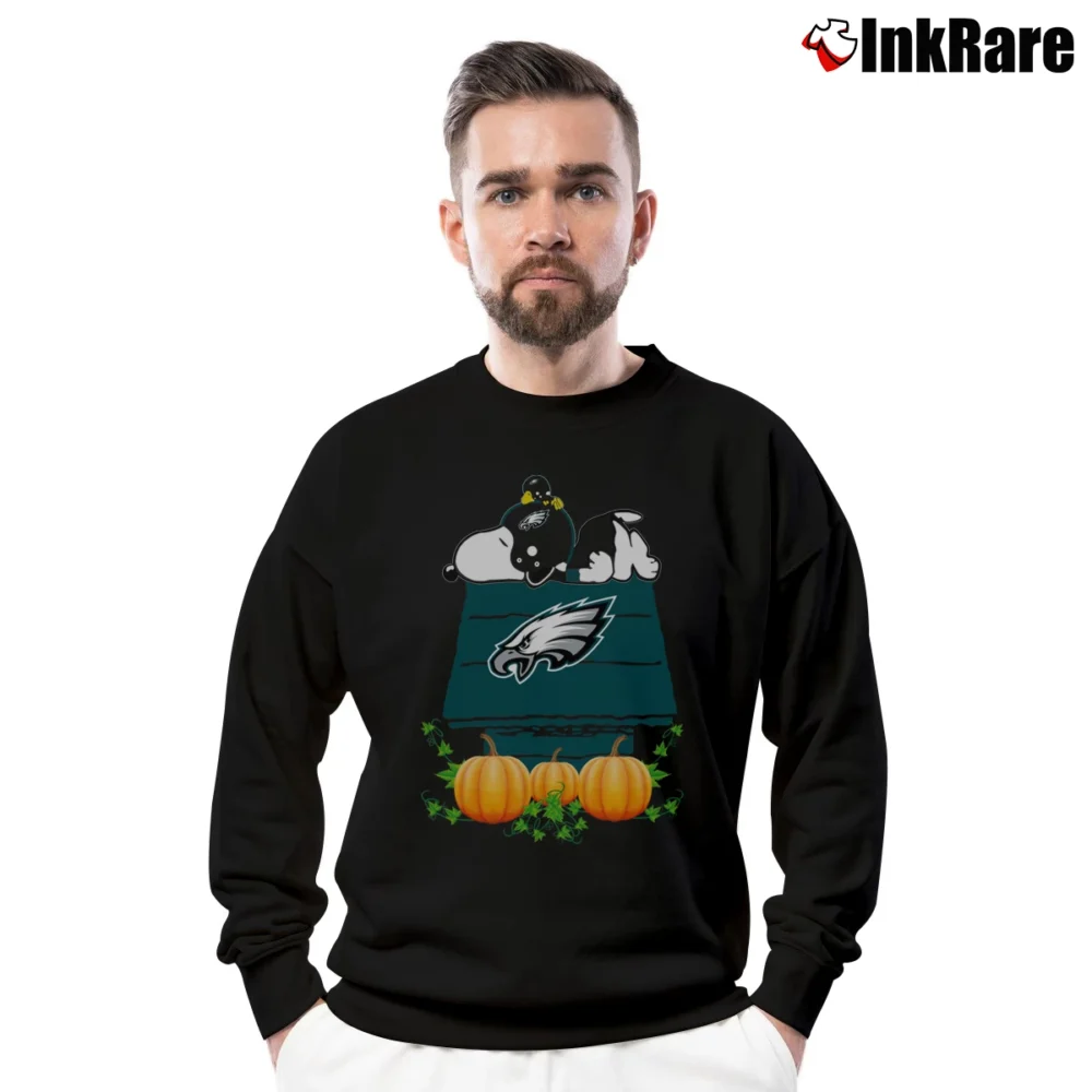Men’s Philadelphia Eagles Snoopy Pumpkin House Crewneck Sweatshirt in black | Cozy Fabric, Clean Style