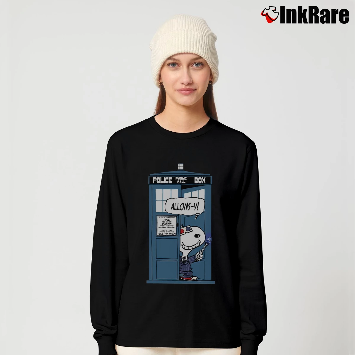 Police Bublic Call Box Snoopy Women’s Long-Sleeve Top in black – Effortless Layer Women’s Police Bublic Call Box Snoopy Long-Sleeve Top in black | Sleek, Versatile, All-Season