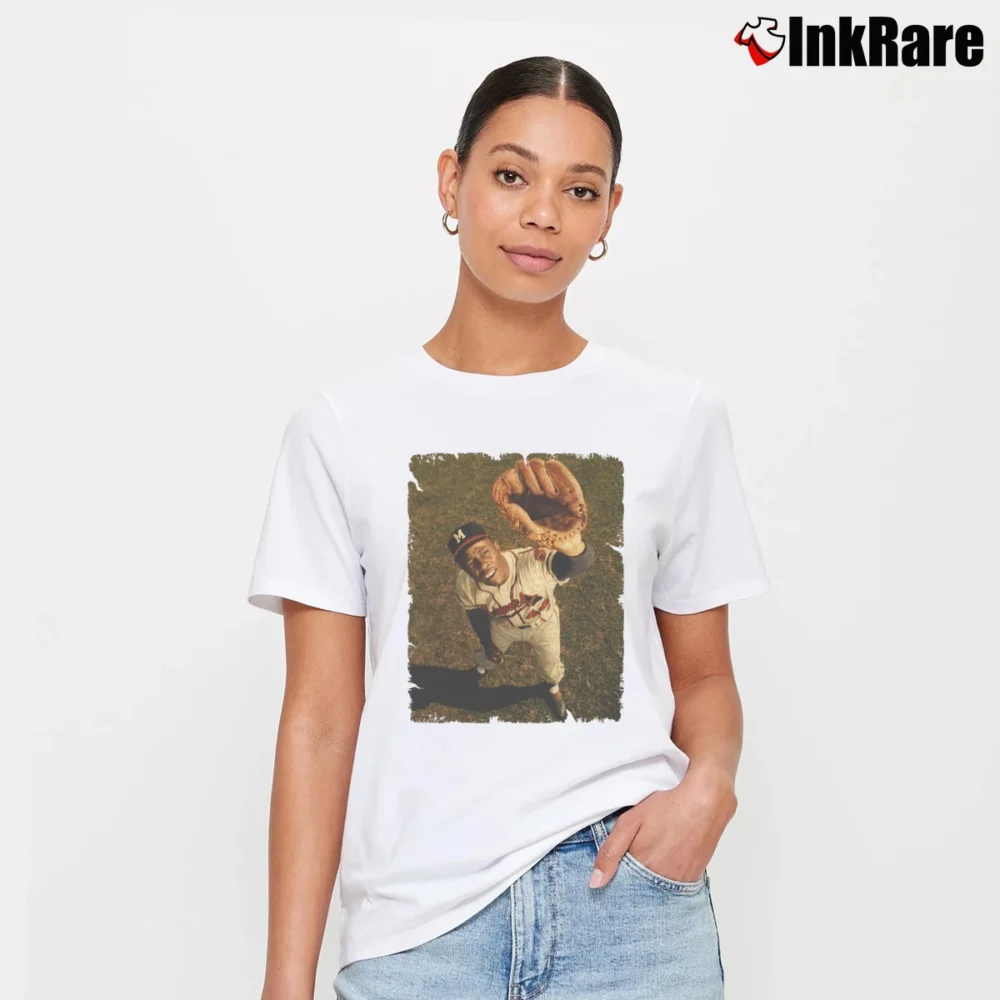 Women’s Shop 1957 atlanta braves hank aaron for Baseball Fans Signature T-Shirt in white | Soft, Flattering Fit
