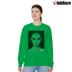 Women’s sinead o'connor vintage retro alternative icon Relaxed Sweatshirt in irish green | Soft, Laid-Back Vibe