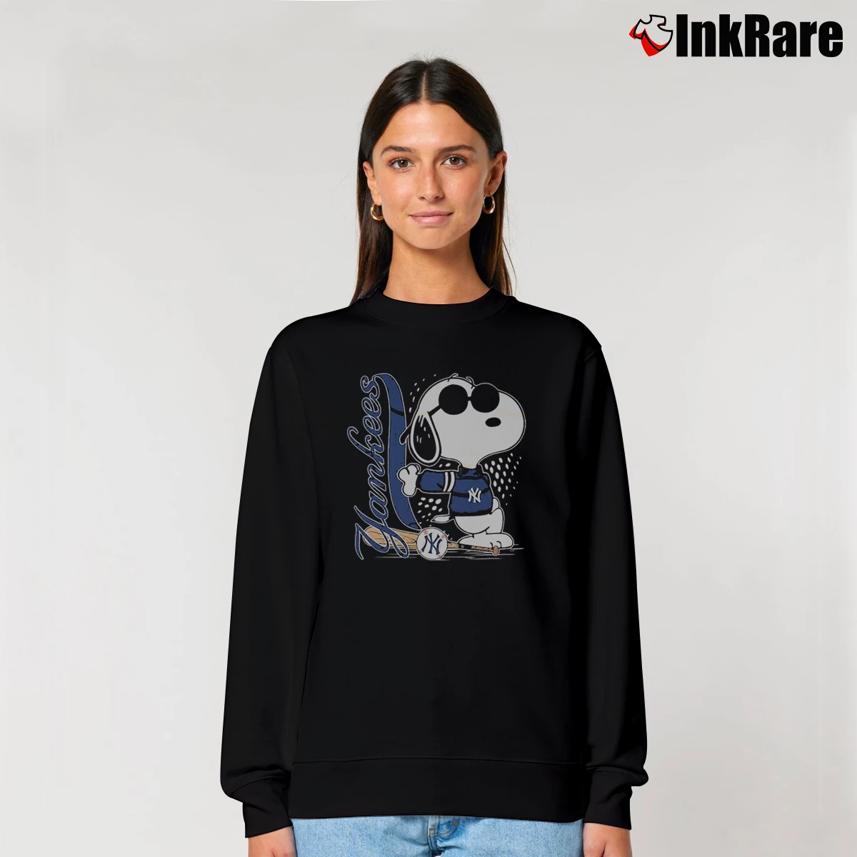 Snoopy Cool New York Yankees Women’s Relaxed Sweatshirt in black – Cozy Casual Women’s Snoopy Cool New York Yankees Relaxed Sweatshirt in black | Soft, Laid-Back Vibe