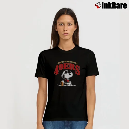 Snoopy Football San Francisco 49ers Logo Women’s Tee in black – Effortless Style Women’s Snoopy Football San Francisco 49ers Logo T-Shirt in black | Soft, Flattering Fit