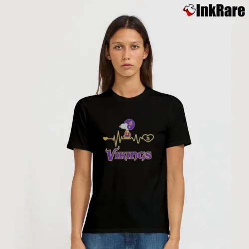 Snoopy Heartbeat Minnesota Vikings Women’s Tee in black – Effortless Style Women’s Snoopy Heartbeat Minnesota Vikings T-Shirt in black | Soft, Flattering Fit