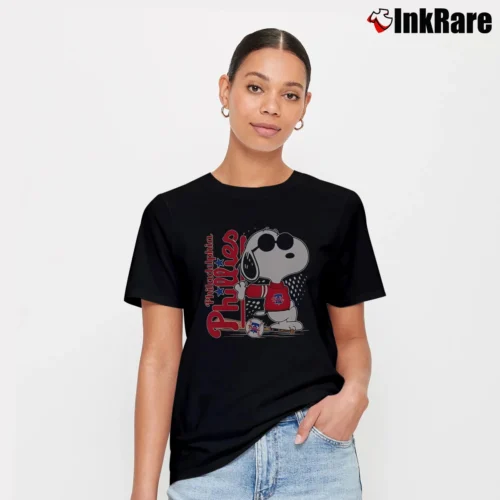 Snoopy Joe Cool Philadelphia Phillies Baseball Women’s Tee in black – Effortless Style Women’s Snoopy Joe Cool Philadelphia Phillies Baseball T-Shirt in black | Soft, Flattering Fit