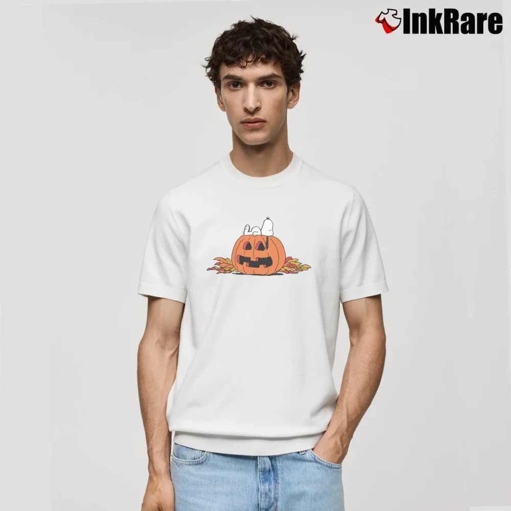 Men’s snoopy lantern halloween Classic T-Shirt in white | Soft, Breathable Everyday Wear