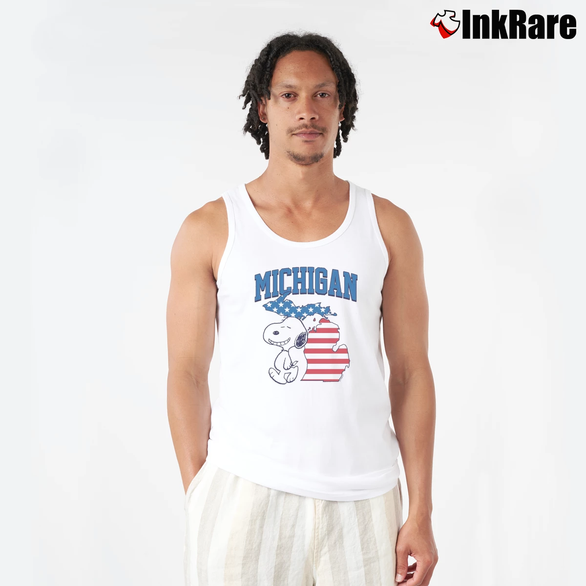 Snoopy Michigan USA Flag Men’s Performance Tank in white – Lightweight Comfort Men’s Snoopy Michigan USA Flag Tank Top in white | Breathable, Active-Friendly Design