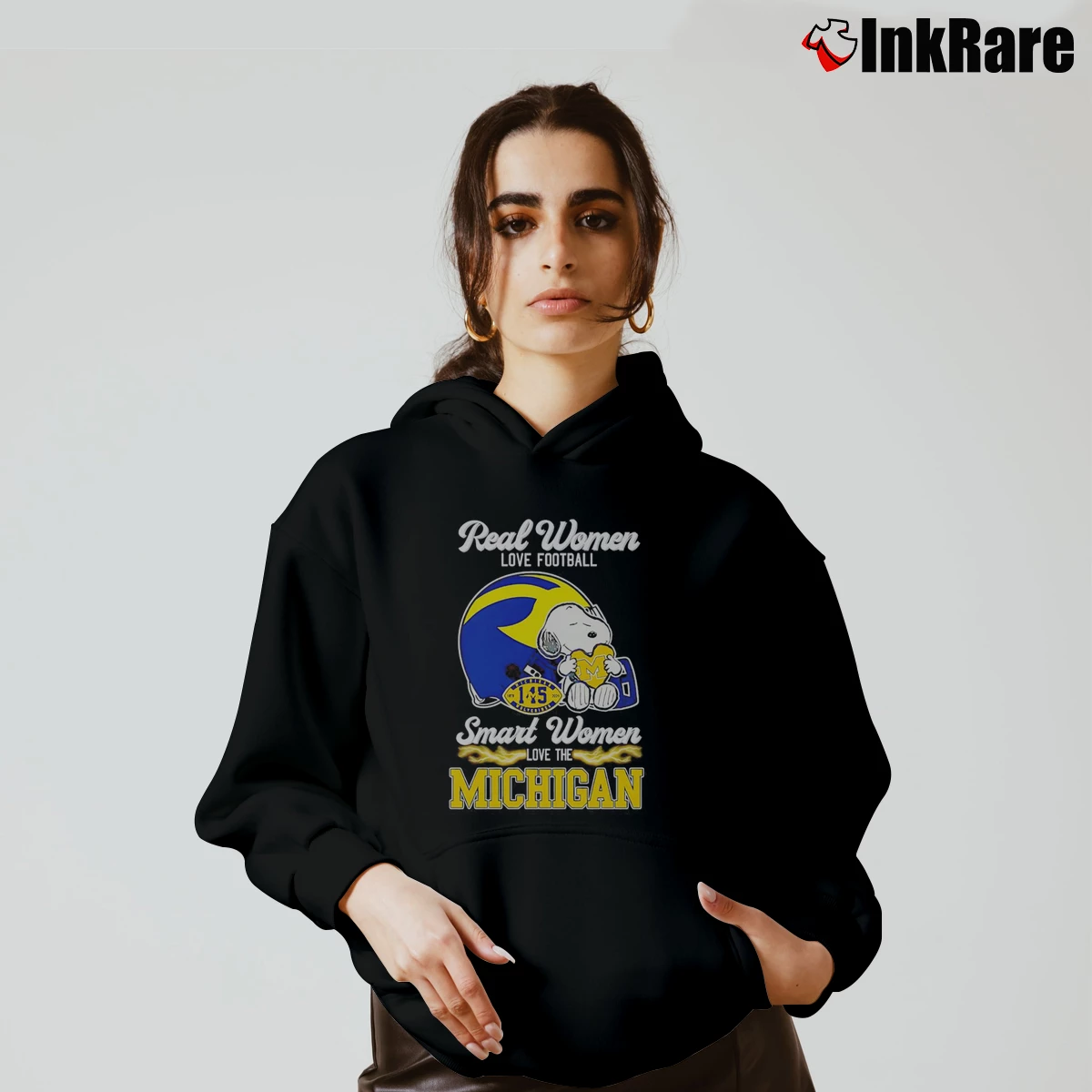 Snoopy Michigan Wolverines Smart Women Love Michigan Football Women’s Cozy Hoodie in black – Urban Chic Women’s Snoopy Michigan Wolverines Smart Women Love Michigan Football Cozy Hoodie in black | Warm, Structured, Stylish