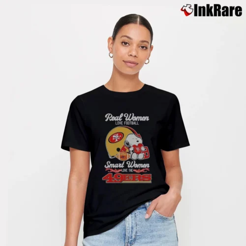 Snoopy Real Women Love Football Smart Women Love The San Francisco 49ers Women’s Tee in black – Effortless Style Women’s Snoopy Real Women Love Football Smart Women Love The San Francisco 49ers T-Shirt in black | Soft, Flattering Fit